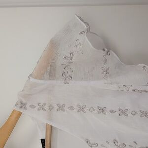 ISPIRI WHITE EMBROIDERED BLOUSE SIZE SMALL